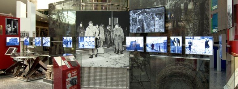 Auch der Mauerbau wird in der Ausstellung thematisiert.