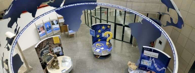 Unter einer Weltkugel findest du Themeninseln zu Sicherheitspolitik, Europa, Finanzwelt, Klimawandel und Integration