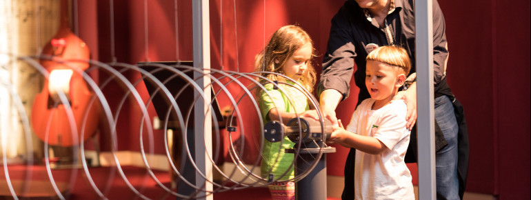 Experimentieren können Kinder an vielen Stationen im Science Center.