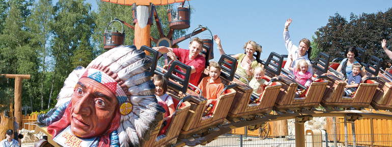Kinder ab 4 Jahren begeben sich an der Seite ihrer Eltern mit der Kinderachterbahn „Indy-Blitz“ auf eine Fahrt durch den Wilden Westen.