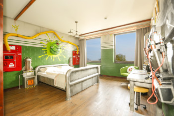 Nach einer Fahrt mit der interaktiven Geisterbahn „Ghostbusters 5D“ bietet sich eine Übernachtung im Ghostbusters-Zimmer im Abenteuerhotel an.
