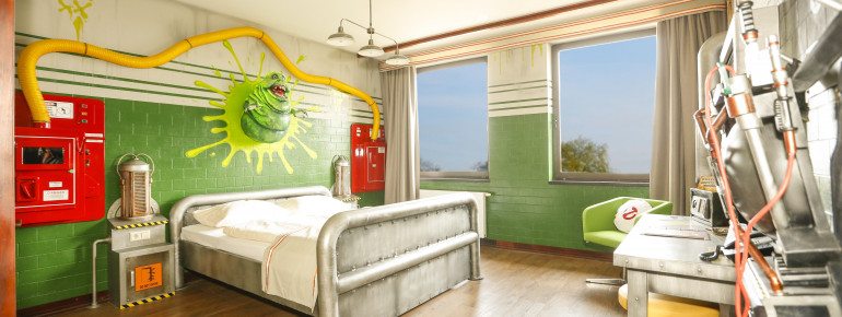 Nach einer Fahrt mit der interaktiven Geisterbahn „Ghostbusters 5D“ bietet sich eine Übernachtung im Ghostbusters-Zimmer im Abenteuerhotel an.