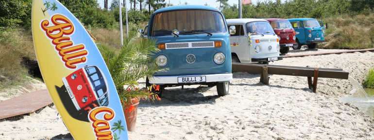 Übernachte in den original T2-Kleinbussen im Bulli Camp!