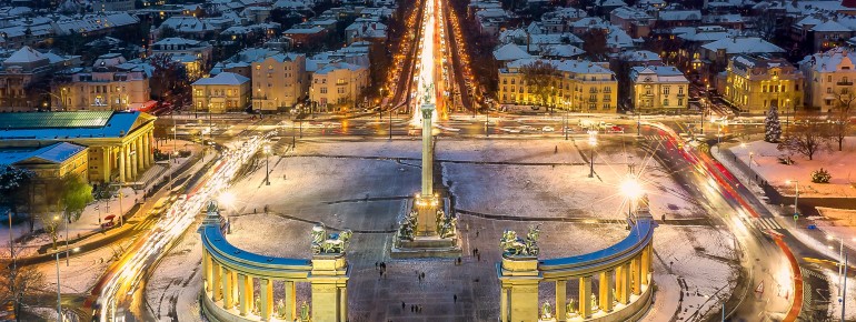Blick auf den beleuchteten Heldenplatz bei Nacht.