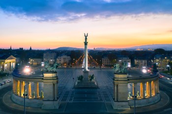 Der Heldenplatz im goldenen Licht der Dämmerung.