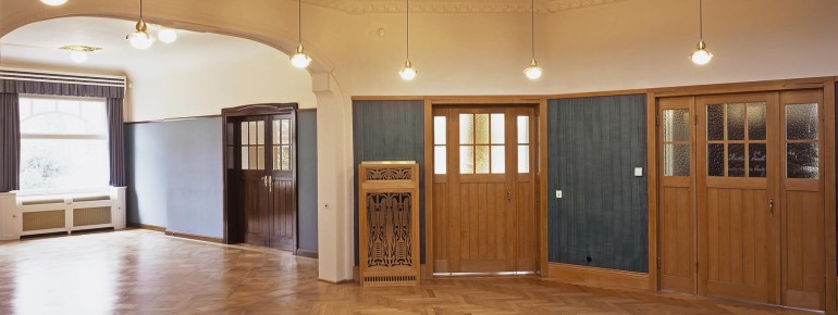 Schon im Foyer sieht man die markanten Züge des Designs des belgischen Künstlers.