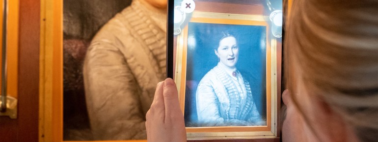 Mit der Virtual van de Vlede App kann man die Ausstellung begleitend digital erleben.