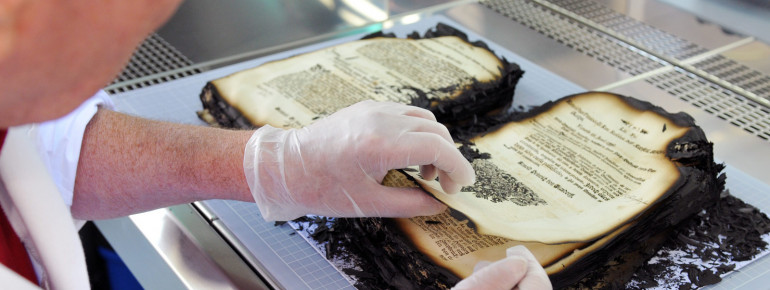 Bergungseinheit »Aschebuch«: Überreste eines Buches nach der Bergung aus dem Brandschutt. Das Papier ist an den Rändern verkohlt und der Einband komplett zerstört. Das Papier muss ergänzt und stabilisiert werden.