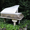 Auf dem Highgate Cemetery findest du auch Grabstätten von bekannten Künstlern wie dem Pianisten Harry Thornton.