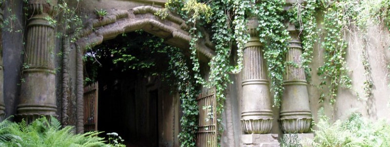 Die Egyptian Avenue führt zu den Katakombengräbern des Circle of Lebanon.