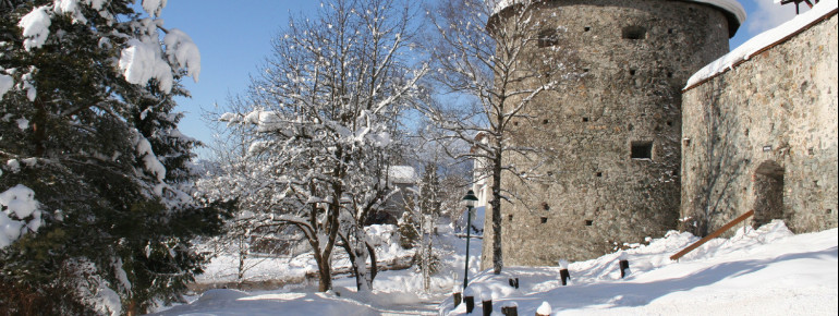Auch im Winter lohnt sich ein Spaziergang um die historische Stadtmauer.