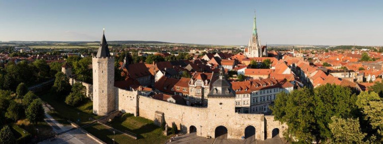 Blick auf das Frauentor und die Marienkirche
