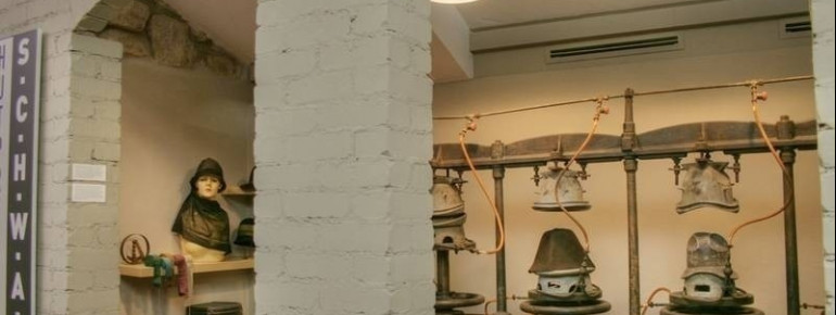 Dampf-Hutpresse aus den 1920er Jahren