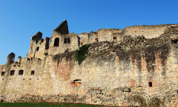 Der gut erhaltene Festungsring lässt die Wehrhaftigkeit der Burg in früheren Zeiten erahnen.