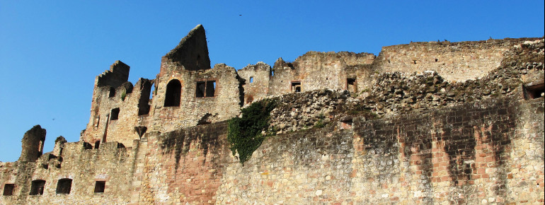 Der gut erhaltene Festungsring lässt die Wehrhaftigkeit der Burg in früheren Zeiten erahnen.