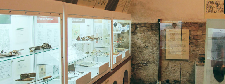 Zahlreiche Fundstücke, die im Zuge von Arbeiten auf dem Burggelände entdeckt wurden, sind im Burgmuseum zu sehen.