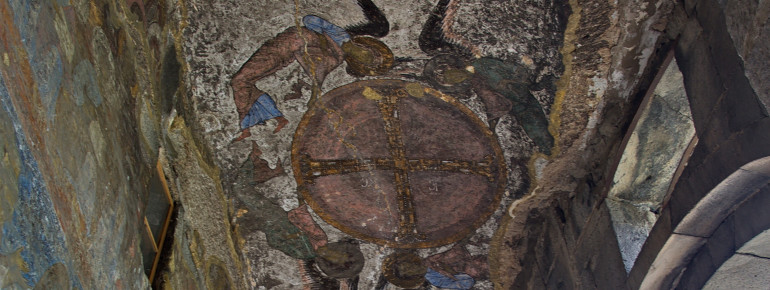 Diese farbigen Fresken befinden sich in der Klosterkirche Mariä Himmelfahrt.