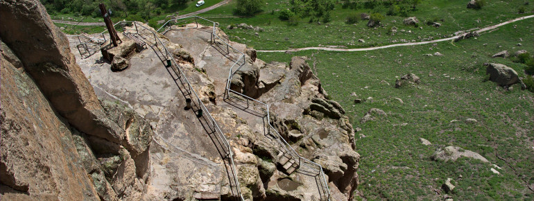 Der Höhlenkomplex liegt in einer etwa 500 Meter hohen Felswand.