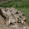 Der Höhlenkomplex liegt in einer etwa 500 Meter hohen Felswand.