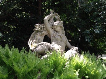 Auch Skulpturen befinden sich im Hofgarten.