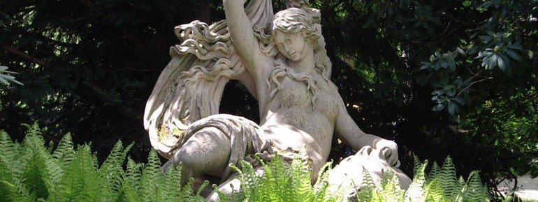 Auch Skulpturen befinden sich im Hofgarten.