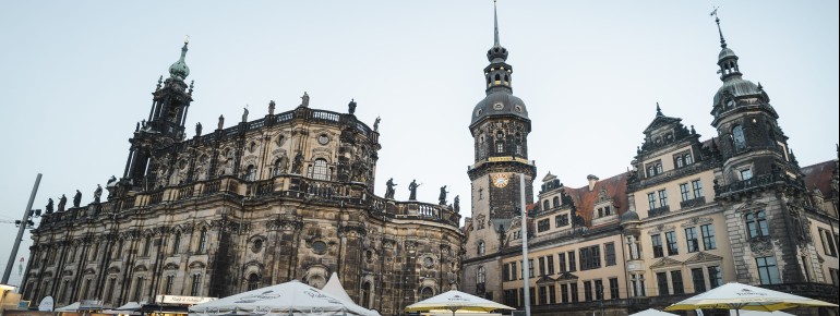 Das Dresdner Stadtfest mit der Hochkirche im Hintergrund.