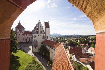 Vom Wehrgang und Nordflügel des Hohen Schlosses kann man über die ganze Stadt blicken.
