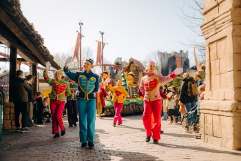 Plopsa Festival Parade zum Start von Plopsaland Deutschland.