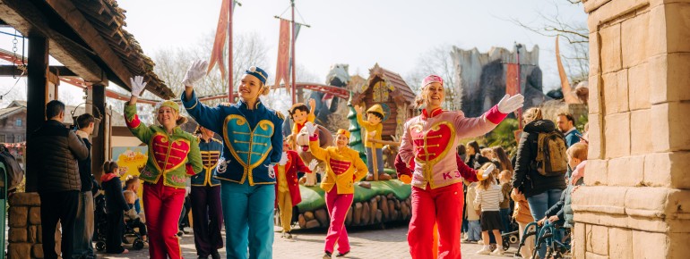 Plopsa Festival Parade zum Start von Plopsaland Deutschland.