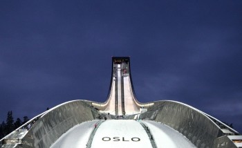 Die Sprungschanze ragt 60 Meter in den Himmel