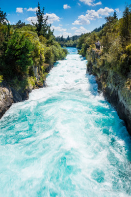 Die Huka Falls sind eine Kaskade von Wasserfällen im Flusslauf des Waikato Rivers.