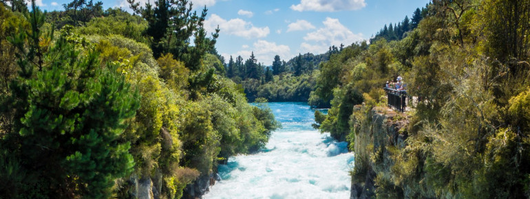 Die Huka Falls sind eine Kaskade von Wasserfällen im Flusslauf des Waikato Rivers.
