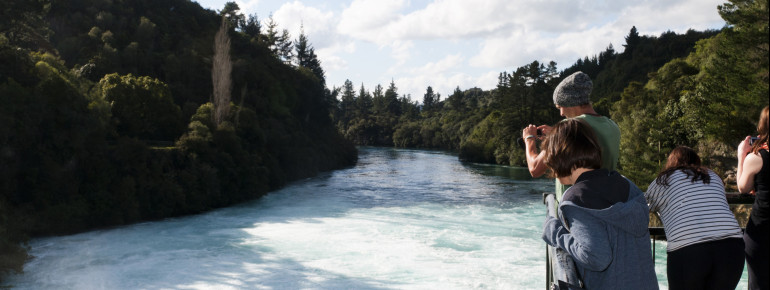 Von verschiedenen Aussichtsplattformen kannst du das Naturspektakel beobachten.