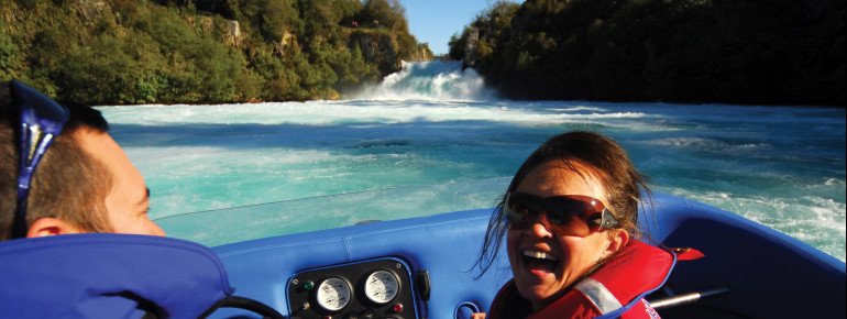 Bei einer Jetboot-Tour kommst du ganz nah an den Wasserfall heran.