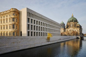 Das Schloss Berlin befindet sich in unmittelbarer Nähe zum Dom, der am rechten Bildrand zu sehen ist.