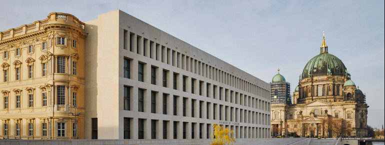 Das Schloss Berlin befindet sich in unmittelbarer Nähe zum Dom, der am rechten Bildrand zu sehen ist.