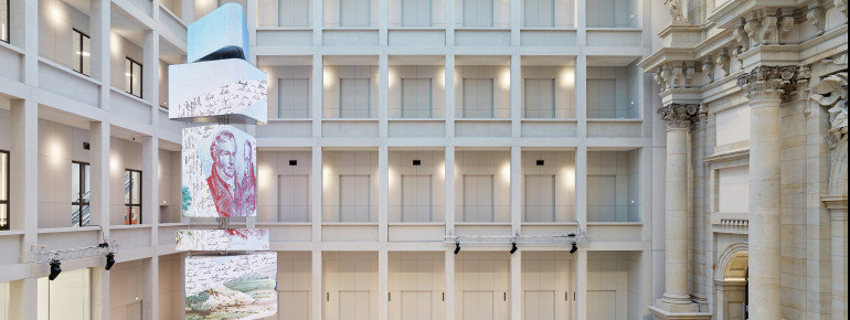 Das Foyer ist modern und lichtdurchflutet gestaltet.