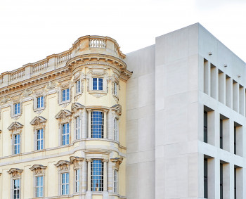 Das Eck der Ost- und Südfront verbildlicht die modernen und barocken Leitlinien des Architekten.