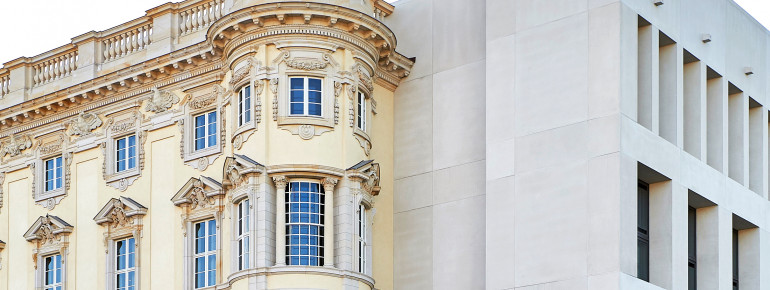 Das Eck der Ost- und Südfront verbildlicht die modernen und barocken Leitlinien des Architekten.