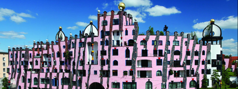 Hundertwasser hat bis kurz vor seinem Tod im Jahr 2000 an den Plänen des Magdeburger Hunderwasserhauses gearbeitet.