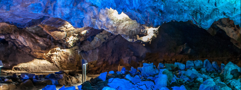 Die bunte Beleuchtung hebt die Faszination der Unterwelt besonders hervor.