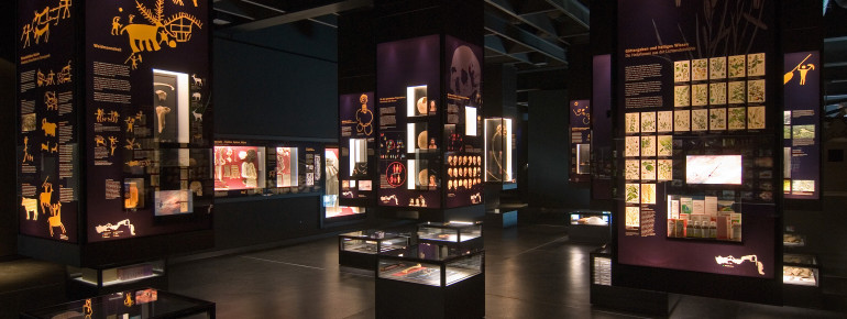 Das Museum zeigt im Obergeschoss eine Ausstellung zu den Toten der Lichtensteinhöhle.