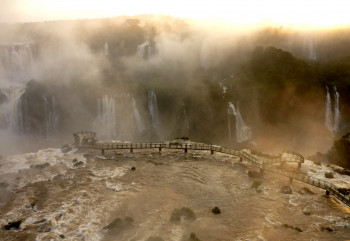 Aussichtsplattformen auf der brasilianischen Seite führen ganz nah an die Wasserfälle heran.