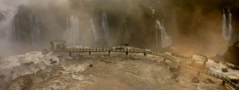 Aussichtsplattformen auf der brasilianischen Seite führen ganz nah an die Wasserfälle heran.