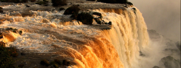 Foz do Iguacu heißt Mündung des großen Wassers - das kann man hier eindrucksvoll erleben.