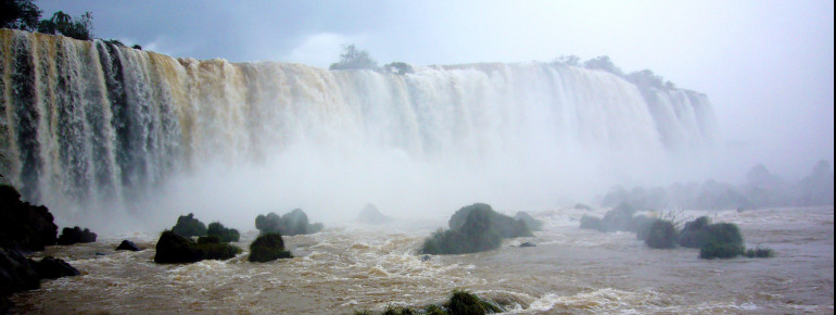 Hier stürzt der Fluss Iguacu in die Tiefe.