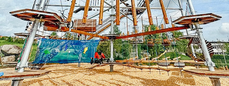 Der Hochseil-Klettergarten erstreckt sich über drei Ebenen.