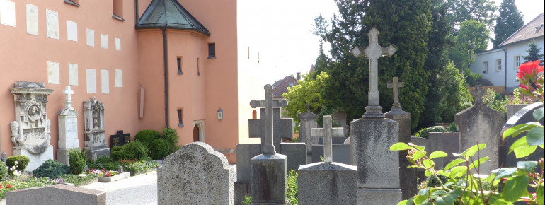 Der Severinsfriedhof befindet sich direkt an der gleichnamigen Kirche.