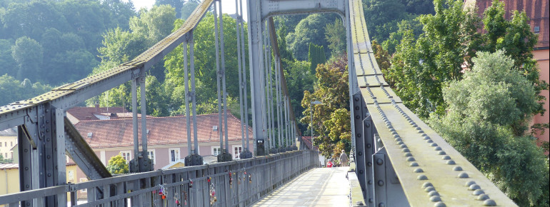 Über den Innsteg gelangst du zu Fuß direkt zur Kirche St. Severin.