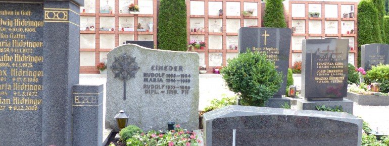 Alte Gräber befinden sich direkt neben der neuen Urnenwand.